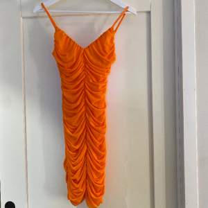 orange klänning från NAKD som endast är använd en gång