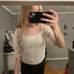 Blus - Heeej! Jag säljer min vita genomskinliga blus från Gina eftersom att jag inte använder den längre och den är i gott skick. Den har stolek 36 och jag är 174 cm lång. Säljer den för 75 kr och köpare står för frakt. Skriv privat för fler bilder!❤️