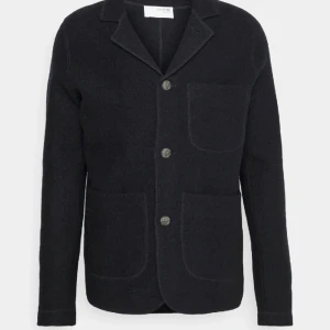 Kofta Selected Homme - Använd enstaka gånger Inköpt för 973kr på Zalando för 4 månader sedan. Passar mig som är 184cm lång. Frakten ingår i priset 😄