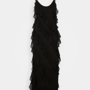 Klänning  - Säljer en jätte fin volang klänning pga att den va lite för stor för mig. Den är aldrig använd!🥰( liknar den som är på bilden )