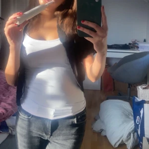 Bolero - Bolero/kofta i fint skick💞 använd fåtal gånger. Skriv för fler bilder eller frågor❣️❣️ är även öppen för prisförslag!