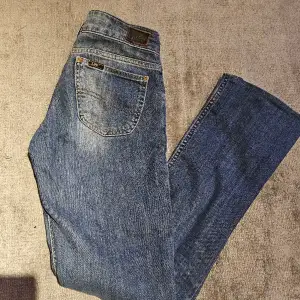 Säljer dessa snygga jeans från Lee  pga av dem inte kommer till användning.  Byxorna är sparsamt använda.  Storleken är W25/L31