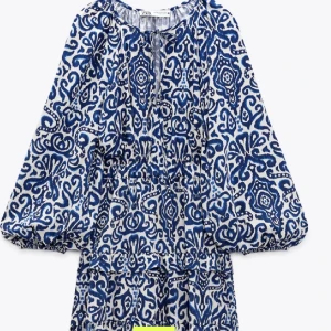 Klänning  - En fin klänning från zara som inte har kommit till användning. (I princip som ny)🥰