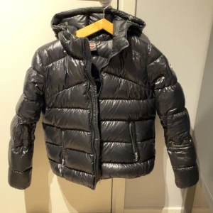 Colmar jacka - Säljer min colmar jacka då dem har blivit för liten. Storleken är 166 cm. Har används två vintrar i rad, inga defekter och är i bra skick. Skriv vid intresse eller frågor!!