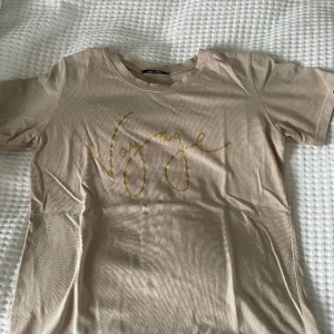 Beige T-shirt med tryck  - Väldigt bra skick  Finare i verkligheten 