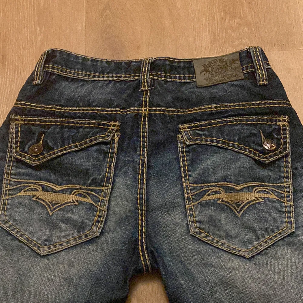 Säljer dessa as snygga baggy jeans som jag köpte  för jag tyckte det var snygga men aldrig använt❤️ om ni undrar nåt är det bara att fråga💞först till kvarn💞 priset går att diskuteras. Jeans & Byxor.