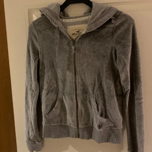 Mjukisset från Hollister - Mjukisset från hollister, knappt använt och väldigt bra skick, otroligt mjukt, storlek xs och säljer båda delarna för 120kr