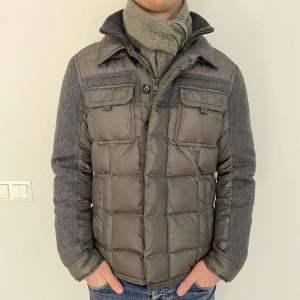 Sällsynt Moncler jacka - Säljer en Moncler jacka i storlek 2 vilket motsvarar M. Jackan är i mycket bra skick och har inte använts mycket allt. Nypris för jackan är cirka 12000kr och jag säljer den för 3399. Jackan är självklart äkta (bevis kan skickas) och jag är 180cm