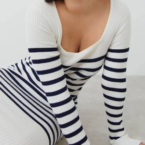 Randig klänning  - Svart & vit randig klänning från Ginatricot. Nypris: 499kr. Köparen står för frakten! 