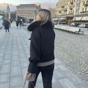 Svart Meotine Charlie Jacka - En svart Meotine Charlie Jacka i storlek M. Köpte här på Plick men den var lite för stor för min smak! (Bilder från förra ägaren)