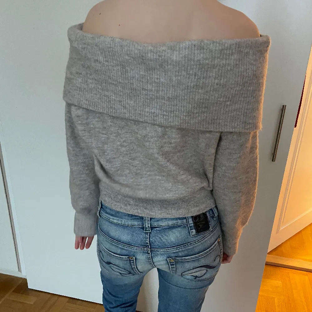 Säljer denna superfina och populärara off shoulder tröjan då den inte kommer till användning. Tröjor & Koftor.