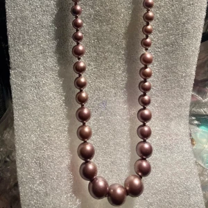 Retrohalsband med pärlor  - Mellanlångt/Långt Äldre dekorativt halsband med vackra syren/lila, glänsande pärlor. Inget att anmärka på. 