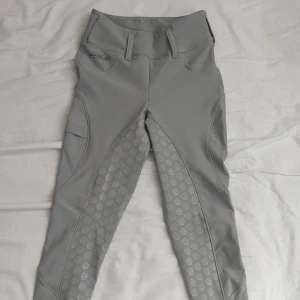 Ridbyxa Maya Delorez - Helt oanvända ridbyxor och i jätte bra skick.