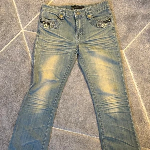 Low rise jeans  - Värda av 1350kr, fett snygga men är för små för mig.💗den är lite mer ljus blå än bilden, bara så ni vet💗