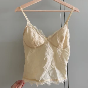 Gult linne - Superfint gult linne från Prettylittlething i storlek 32. Aldrig använt, prislapp kvar 🥰