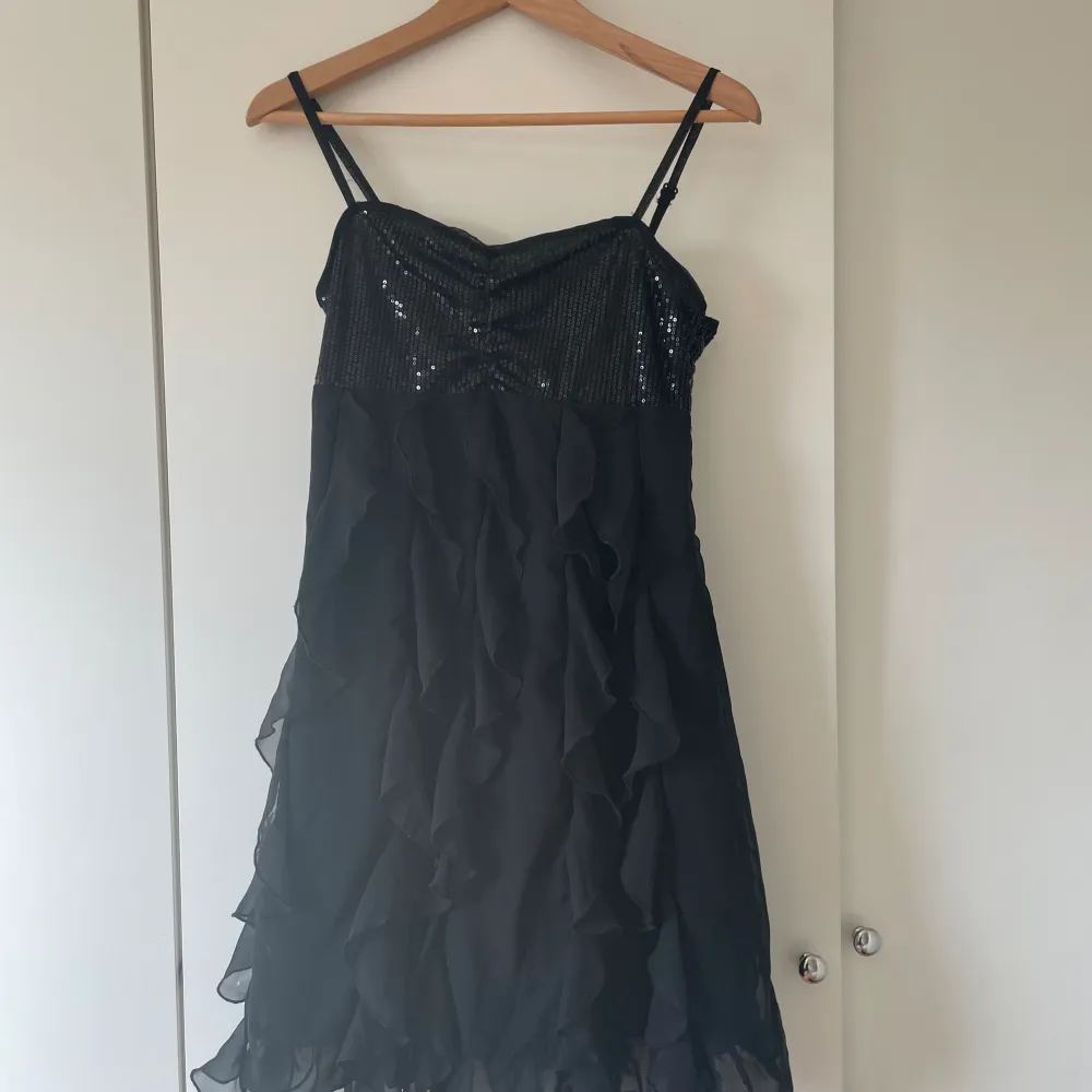Säljer denna klänning ifrån Lindex då jag inte använder den längre. Sömmen vid bysten har börjat lossna lite vid bysten men inget man ser.. Klänningar.