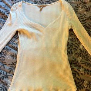 Vit tröja hm  - Jättesöt vit topp från hm, storlek Xs, aldrig använd 