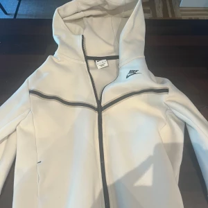 Nike Tech Storlek XS - Tjena! Säljer min feta Nike tech i storlek XS har haft den ett tag men skulle säga att skicket är 8/10. Den e köpt på Nike hemsidan och nypris är ungefär 1300