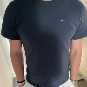 TOMMY HILFIGER T-SHIRT  - Riktigt fin T-shirt i Storlek S passar riktigt bra även för M. Modellen är 186cm lång. Hör av er vid funderingar/fler bilder