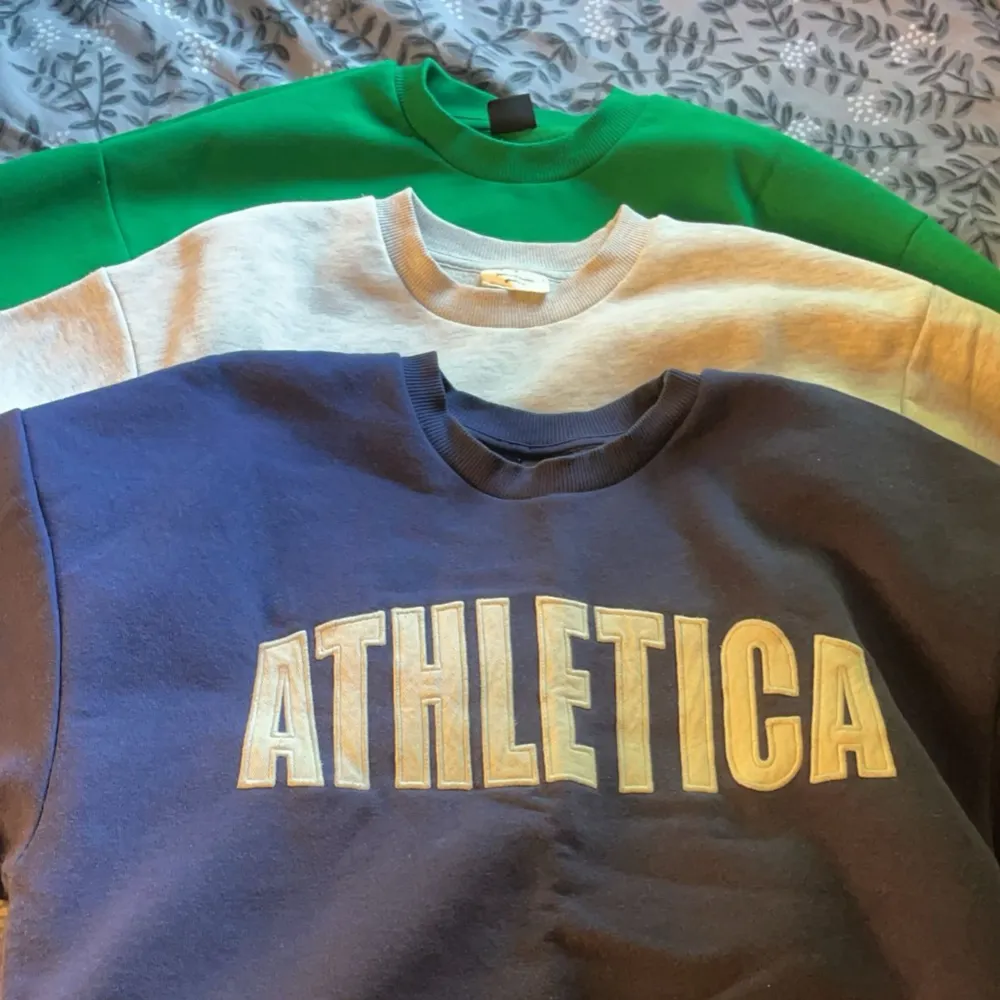 Säljer 3 stycken sweatshirts från Gina, den gröna är i storlek XS, dem andra två är i storlek S, nyskick. Hoodies.