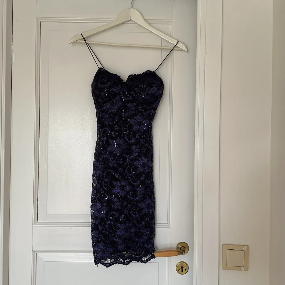 Super fin blå paljett klänning i storlek Xs. Använd endast en gång! I bra skick. . Klänningar.