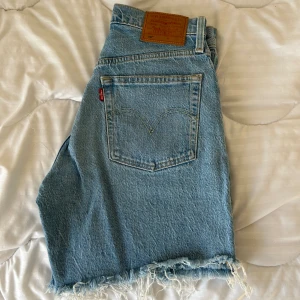 LEVIS shorts - Levis 501 shorts i storlek 26, passar någon som har 36 eller 34!