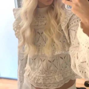 Stickad tröja  - Söljer denna otroligt fina stickade blusen från Zara, helt slut såld!! Strl M men passar xs/ S!!❤️🩷