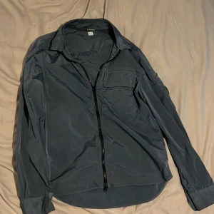 Cp company Overshirt  - Blå cp company Overshirt. Använd några gånger och inga defekter. Den passar Xs/S. Skriv om ni har några frågor, priset är inte fast!