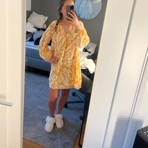 Strand klänning - Såå härlig strandklänning ifrån H&M🥰 den har tyvärr aldrig kommit till användning!!