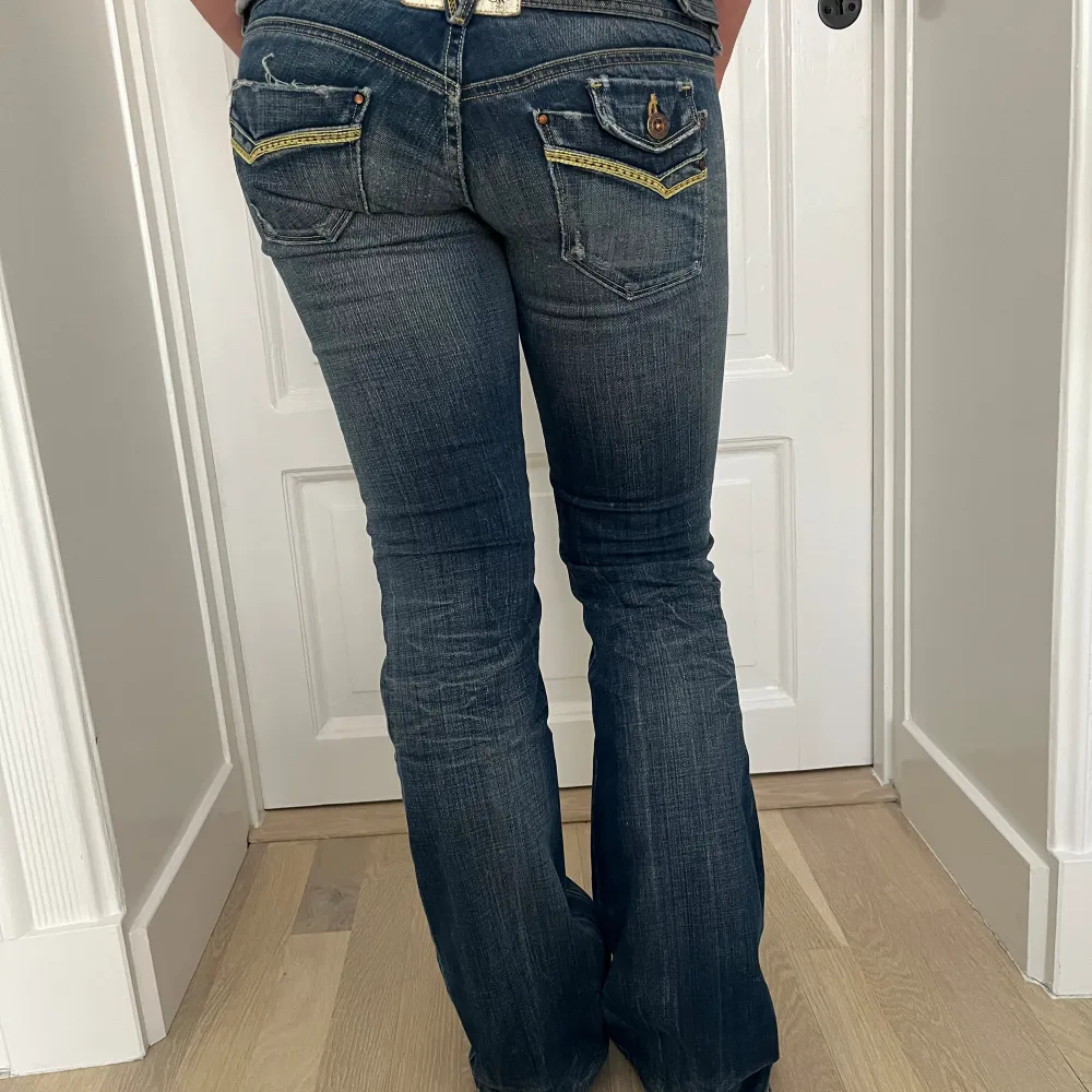 Såå coola jeans från Tommy Hilfiger. w28 L 34, skriv för mått och vid frågor!🫶🌸. Jeans & Byxor.