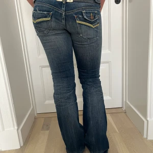 Tommy Hilfiger lågmidjade bootcut jeans - Såå coola jeans från Tommy Hilfiger. w28 L 34, skriv för mått och vid frågor!🫶🌸