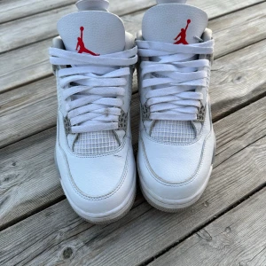 Jordan 4 oreo - Använda ett fåtal gånger Ingen låda. Scuffen är borta nu