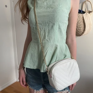 Vit väska  - En vit somrig väska 🍦☀️ som är köpt från best secret. Väskan är läder och gjord i Italien.