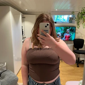 Brun topp - Stretchig, skön att ha på sig, men kan sitta lite lågt dör bak ibland