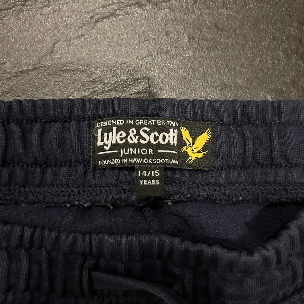Tja, säljer nu mina Lyle & scott mjukisbyxor som är i toppen skick, jag säljer byxorna för att jag inte använder dom längre. . Jeans & Byxor.