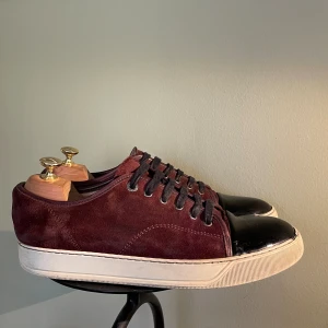 Lanvin skor  - Hej! Säljer nu dessa super schyssta lanvin skor. Skorna är i fint skick 7,5/10(liten defekt, se bild 2&3) med skorna medföljer dustbag