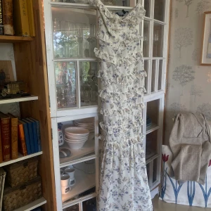 Midsommarklänning - Säljer denna jättefina klänningen i storlek 36 då den var lite för liten för mig som pendlar mellan 36/38. Den går ner till marken på mig som är 168 cm och är en perfekt Midsommarklänning. Köptes för 800 men är nu slutsåld på hemsidan🌸🌷