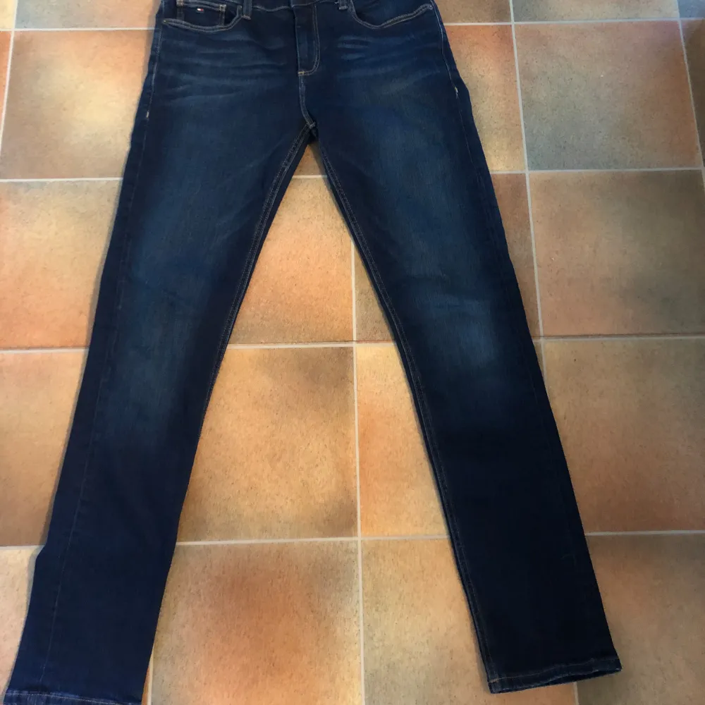 Hej! Säljer ett par riktigt snygga Tommy Hilfiger jeans till ett bra pris! Skick 9,5-10 knappt använda, storlek 176, skriv för flera frågor😃. Jeans & Byxor.