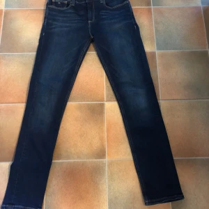 Tommy Hilfiger slim fit - Hej! Säljer ett par riktigt snygga Tommy Hilfiger jeans till ett bra pris! Skick 9,5-10 knappt använda, storlek 176, skriv för flera frågor😃