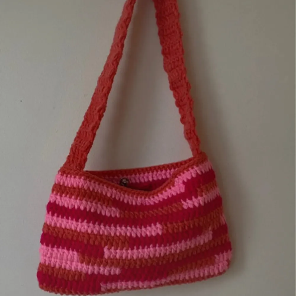 Crochet shoulder bag . Väskor.