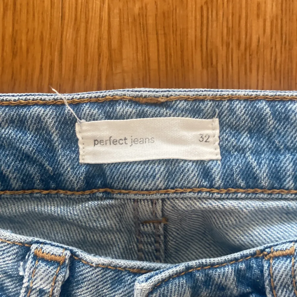 jeans från gina tricot, bra passform men kan vara tajt i midjan beroende på. dom är utsvängda å lågmidjade. . Jeans & Byxor.