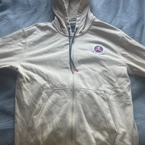 Nike Jordan - Nike Jordan tröja storlek S oanvänd. Pris kan diskuteras vid snabb affär. Nypris 999kr