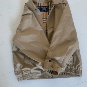 Burberry jacka  - Bra skick skriv till mig om du är intresserad 