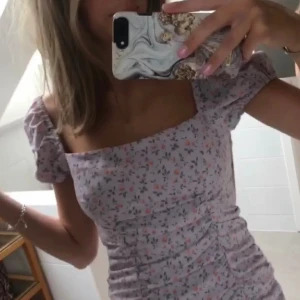 Klänning  - Sommarklänning från Nelly, säljer då den inte kommer till användning💗