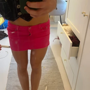 Rosa jeanskjol - Lågmidjad rosa jeanskjol. Midjemått 34 cm rakt över, längd 25 cm. Köp via köp nu❤️