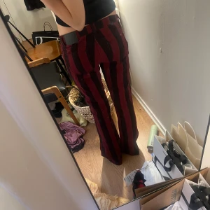 Lågmidjade svart röd randiga jeans  - Skit feta svart röd randiga jeans, som jag köpte på gothicana för ett tag sedan för 799kr! Passar mig som har xs i storlek 