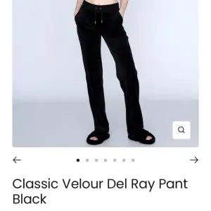 ”classic velour del ray pant black”från juicy couture! fick i födelsedags present i september 2022, så de är ganska använda men ser ut som nya!🤗 finns en liten typ ”fläck” på insidan som man dock inte ser! skriv för fler bilder🥰