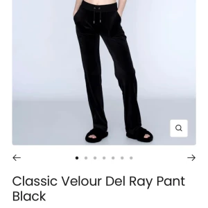 svarta juicy couture byxor - ”classic velour del ray pant black”från juicy couture! fick i födelsedags present i september 2022, så de är ganska använda men ser ut som nya!🤗 finns en liten typ ”fläck” på insidan som man dock inte ser! skriv för fler bilder🥰