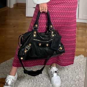 Balenciaga väska - Funderar på att sälja men älskade balenciaga väska🩷 köpt på Vestiaire collective 2022 och där med uppkollad att den är äkta. Som bevis är numret i väskan. Har också kollat upp hos en läderexpert att väskan är i äkta läder o äkta. Väldigt fint skick! 