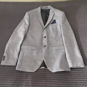 Säljer min gråa kostym från jack and jones använd en gång då den blivit för liten. Kostymen är i storlek 50 slim (small) byxorna är i samma storlek. Inget  pris är skrivet i Sten, nypris 2000kr